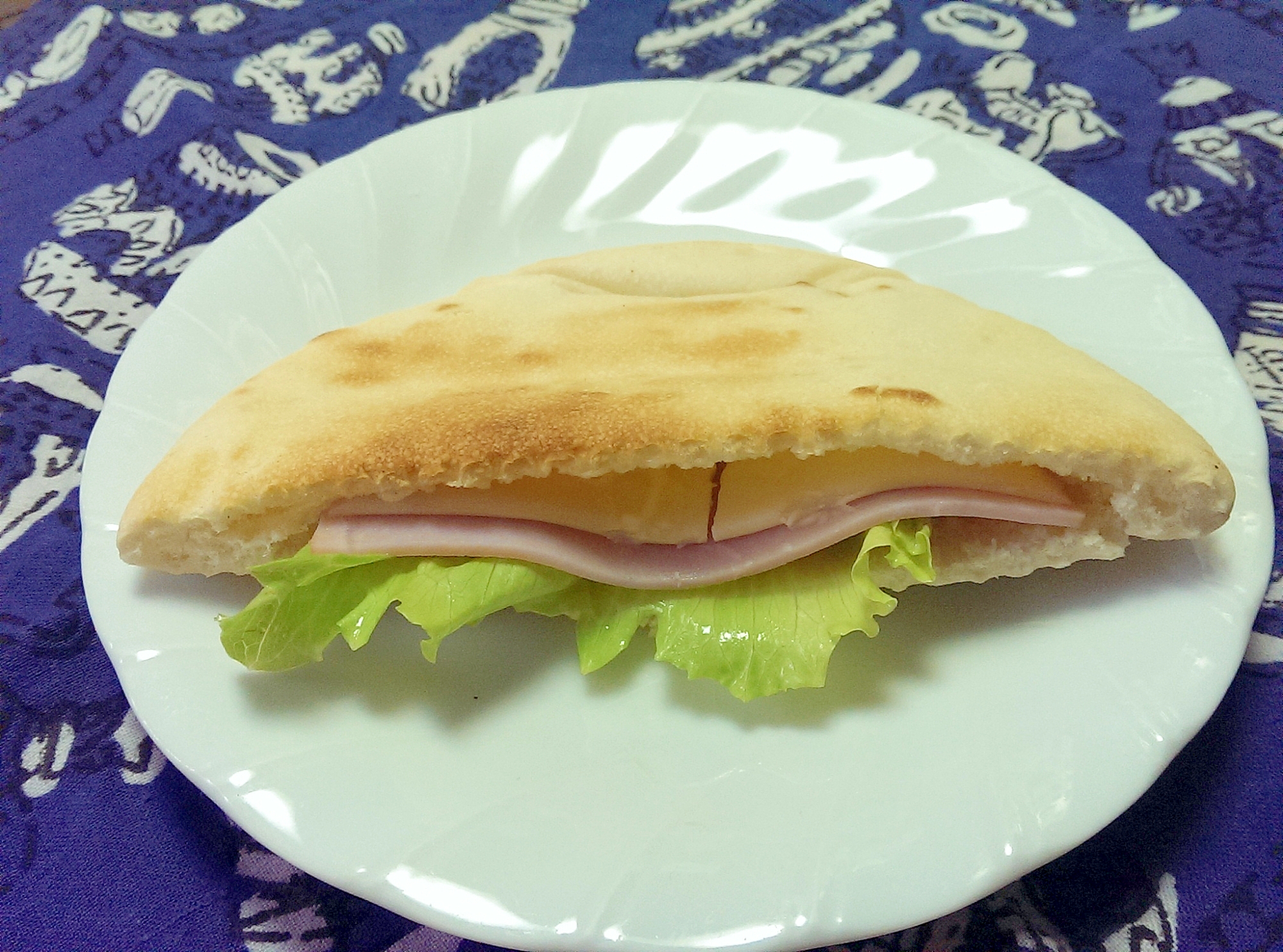 ハムとチーズのピタパンサンド