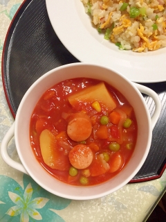 トマト缶だけで濃厚！じゃが芋とウィンナーのスープ