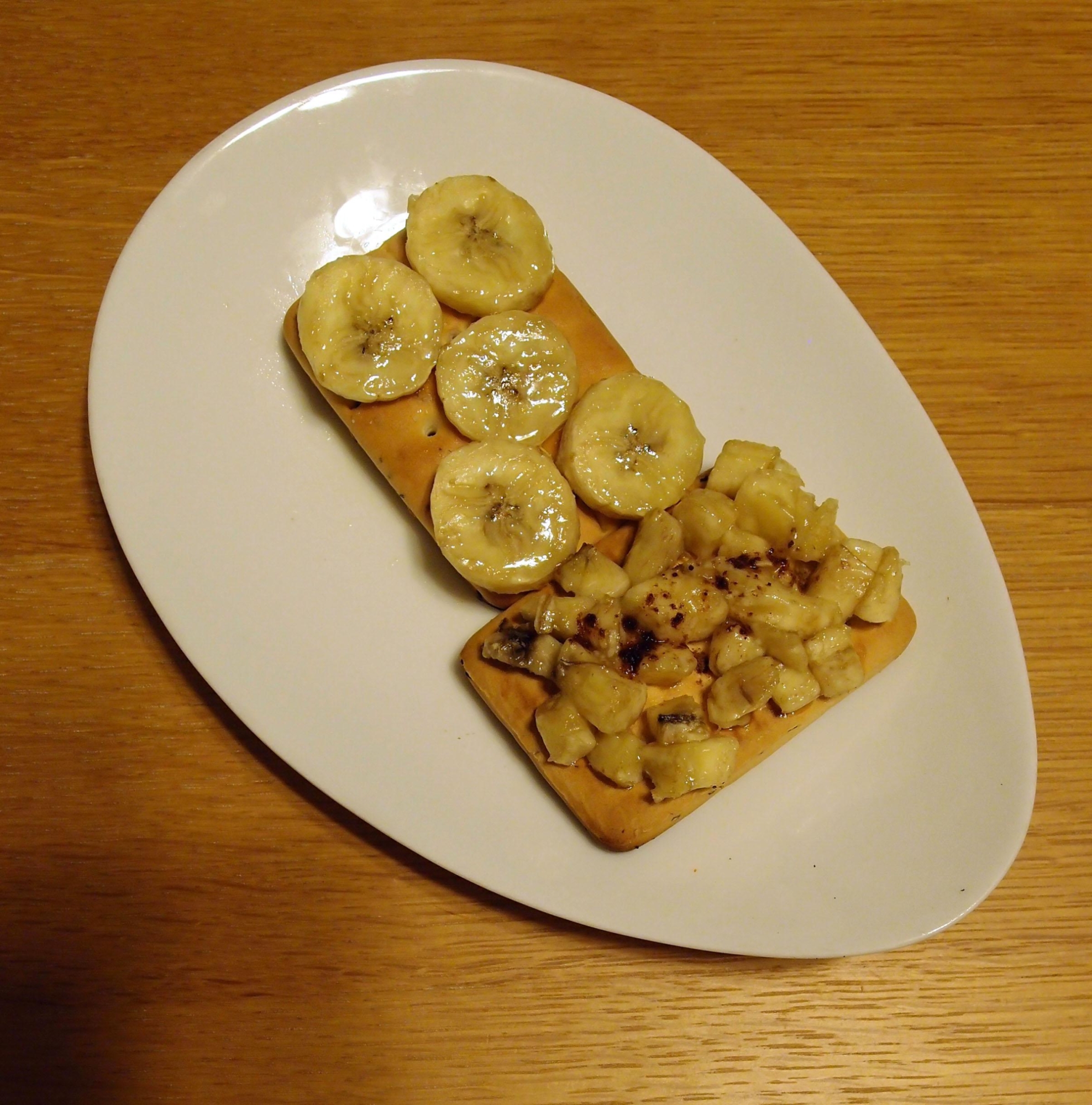 白い皿にのったバナナ乾パントースト