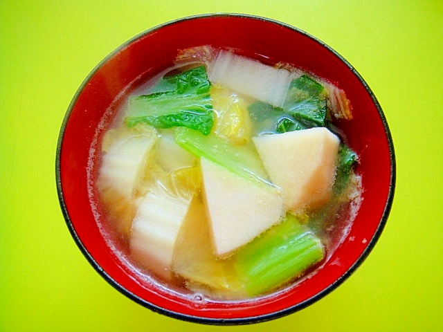 赤色の茶碗に盛られた京いもと白菜と小松菜のみそ汁