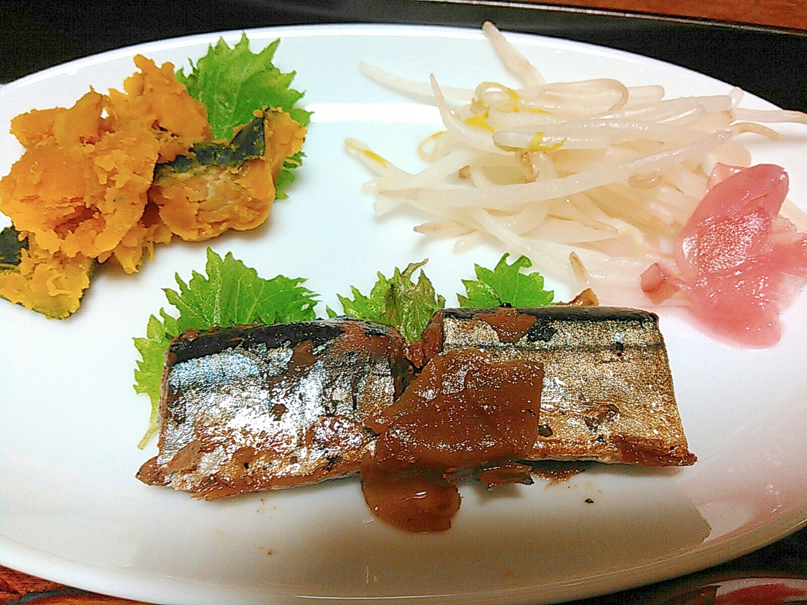 鯖の醤油煮とカボチャもやしサラダプレート