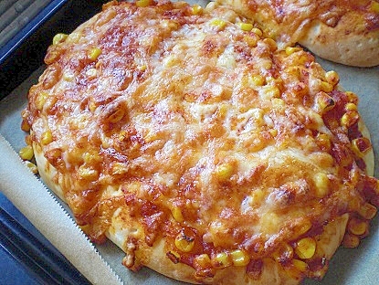 鉄板に盛り付けられたミートソースとチーズたっぷりピザ