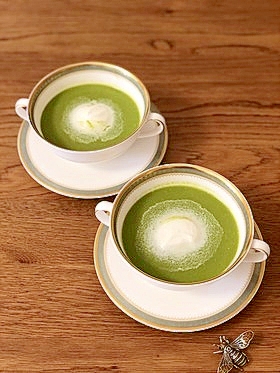洋風の器に入ったのらぼう菜のポタージュ