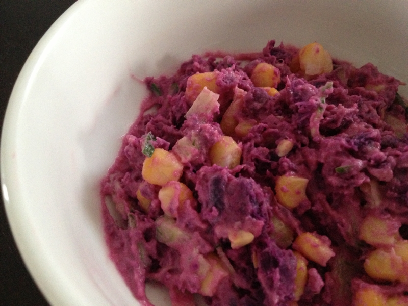 白い椀に盛られた紫芋のマッシュポテトサラダ