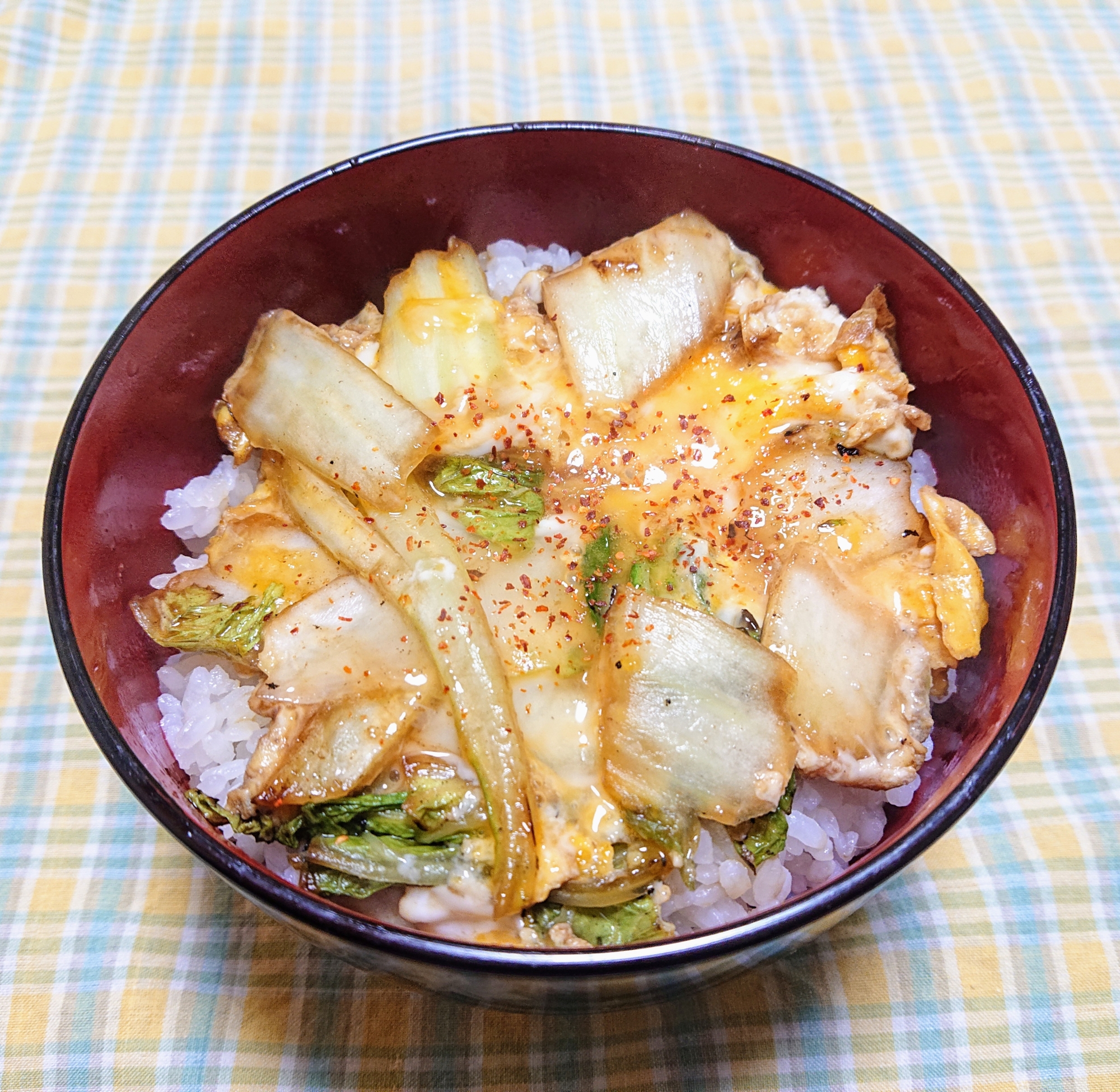 器に盛り付けられた白菜の卵とじ丼