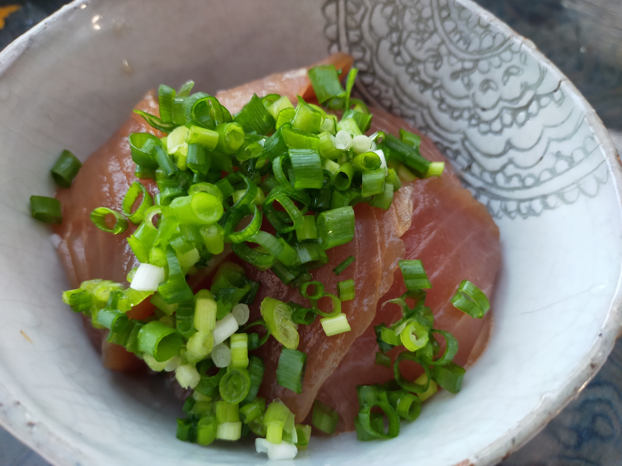 丼に盛り付けられたマグロのめんつゆづけ丼