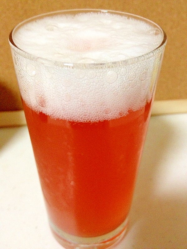 赤い色が特徴的なブラッドオレンジジュースとビールのパナシェ
