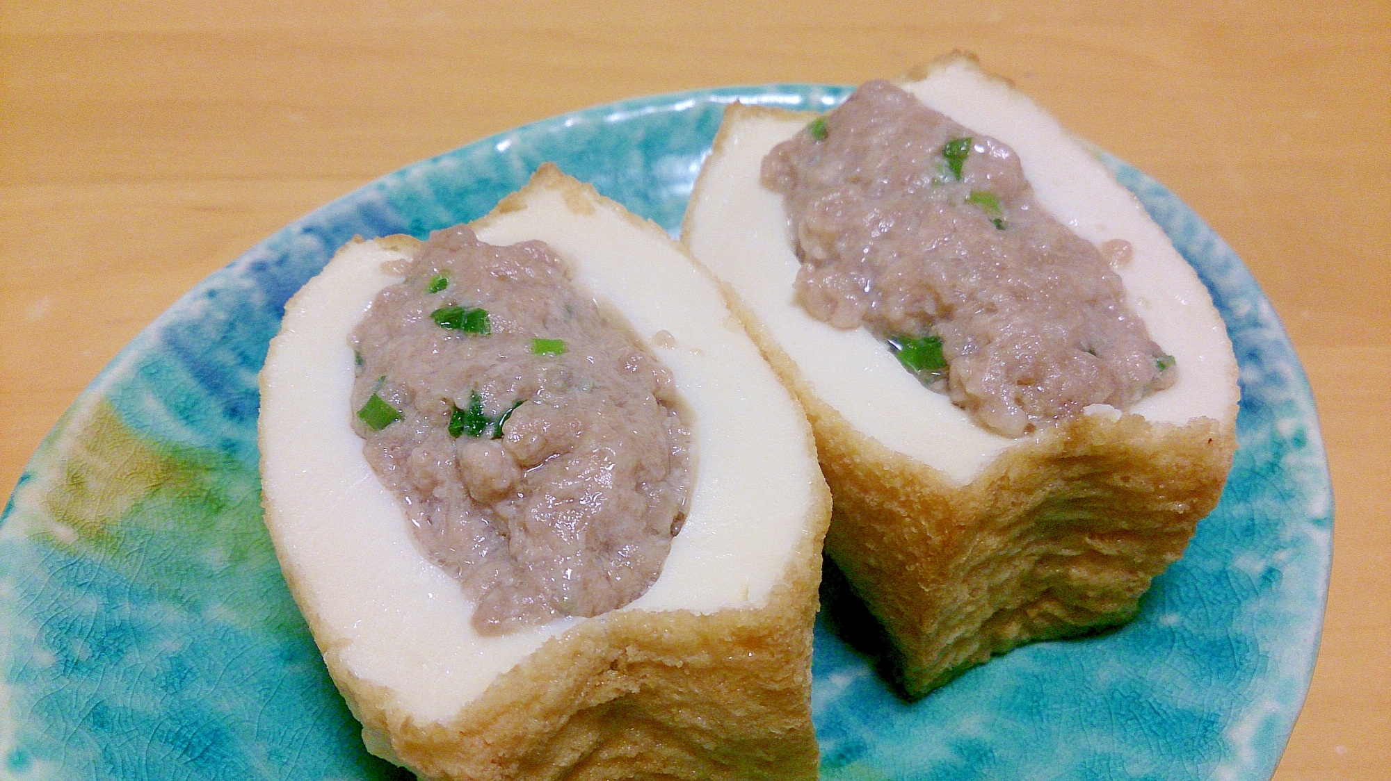 水色の丸皿に盛りつけられた厚揚げのひき肉入りはさみレンジ蒸し