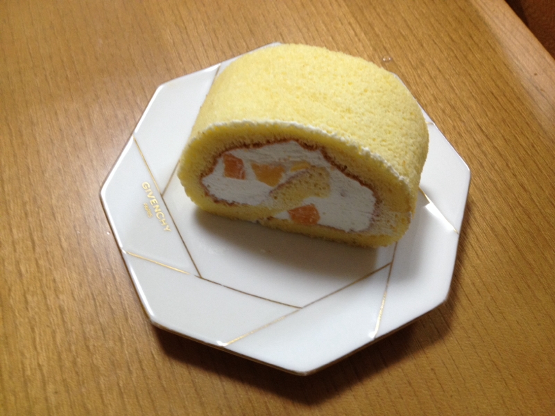 白いデザート皿に盛り付けた、もち粉のロールケーキ