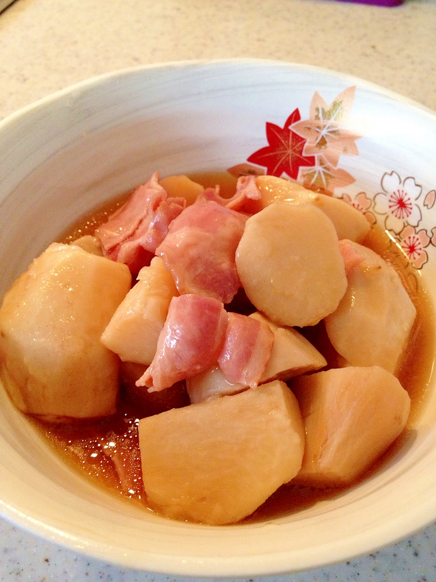 ベーコンの旨みたっぷり☆さといもの煮物