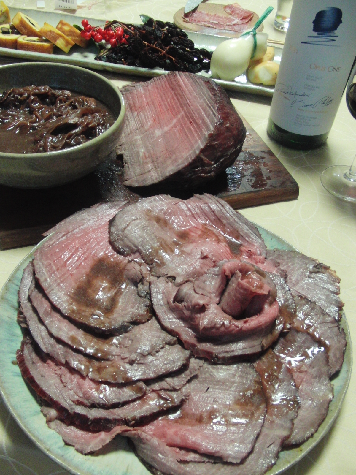 丸皿に盛り付けたランプ肉のローストビーフ