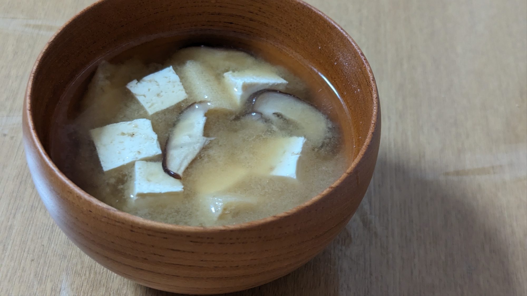 お椀に盛られた、しいたけと豆腐と油揚げの味噌汁