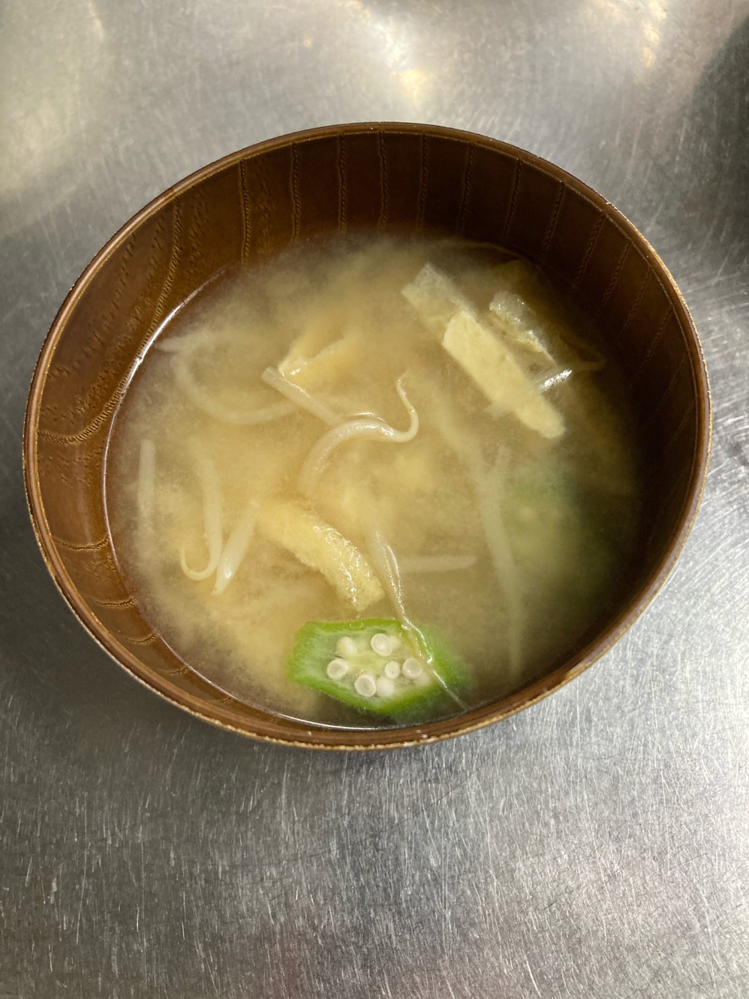 もやし、オクラ、油揚げの味噌汁