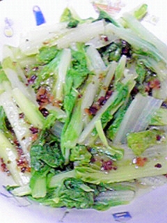 模様入りの白い皿に盛りつけられた山東菜のにんにくしょうゆ炒め