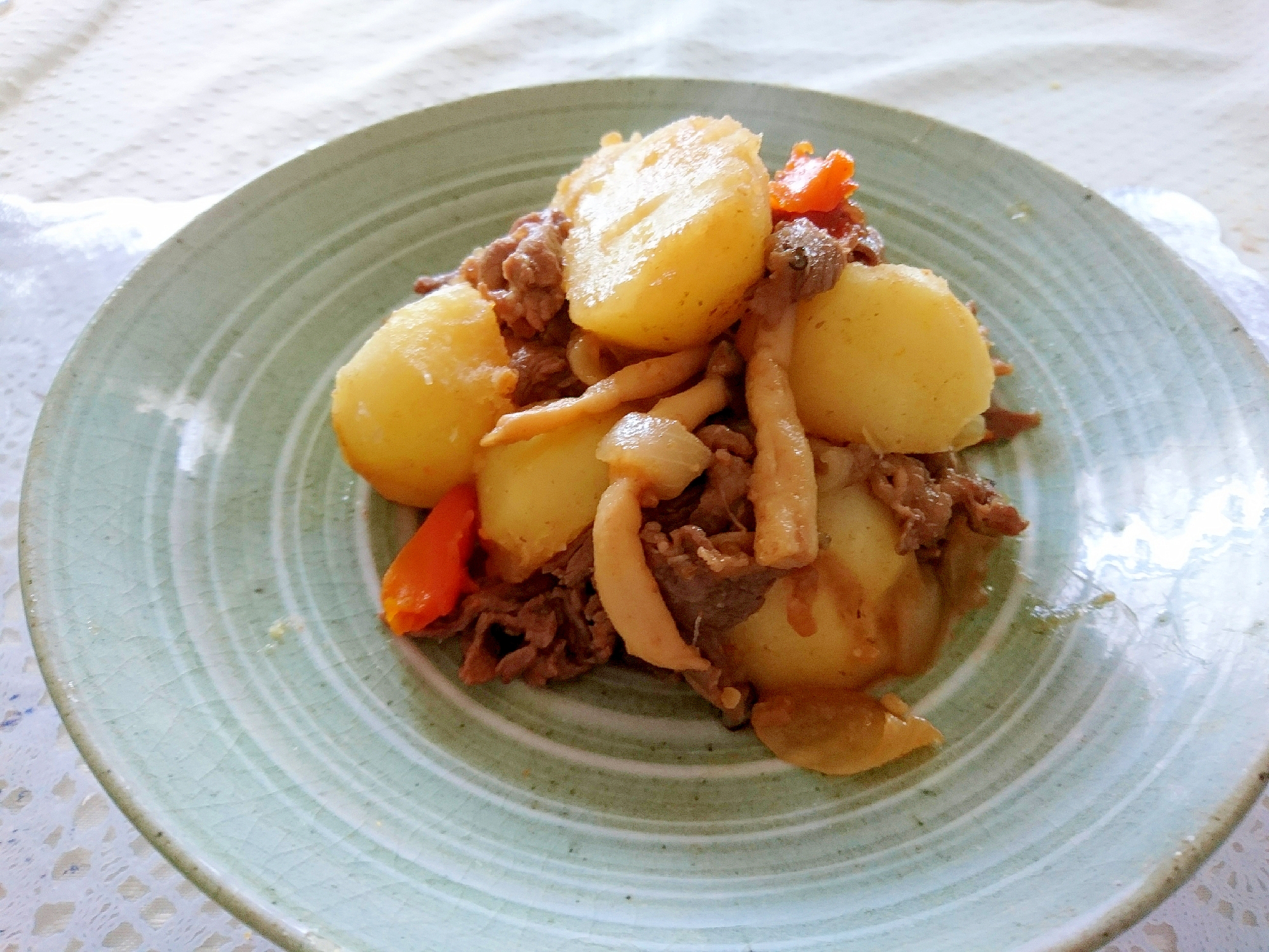 丸皿に盛り付けた牛肉の醤油麹肉じゃが