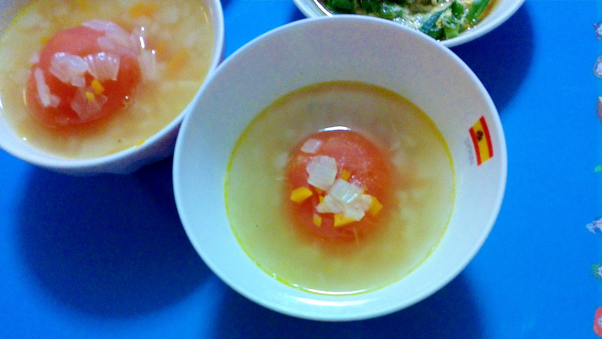 白い器に盛りつけられた丸ごとトマトのスープ