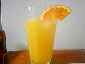 グラスの縁にカットオレンジを飾ったオレンジブロッサム