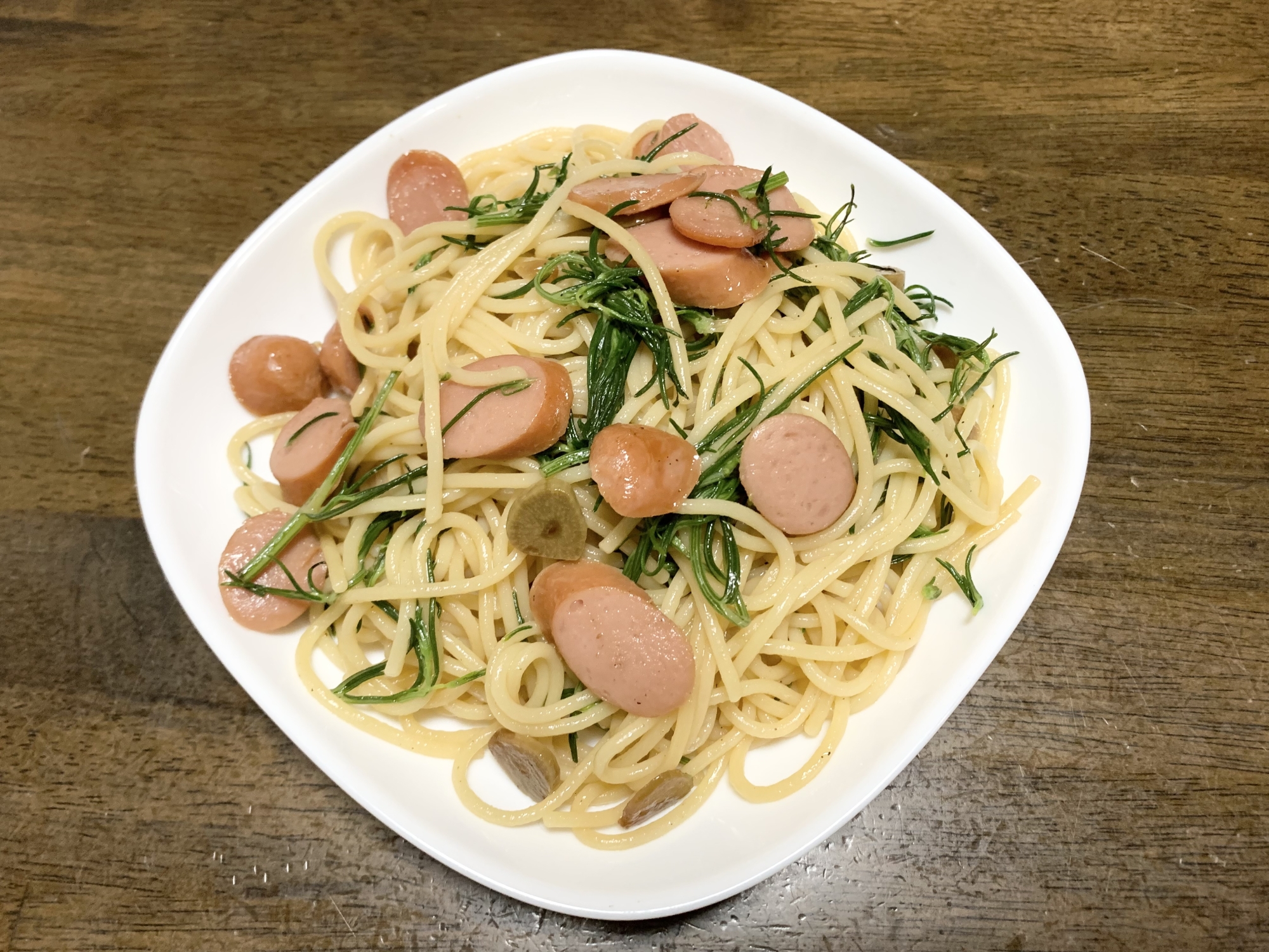 白い皿に盛られたおかひじきのバターしょうゆパスタ