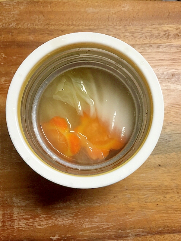 スープジャーに入った白菜と春雨のスープ