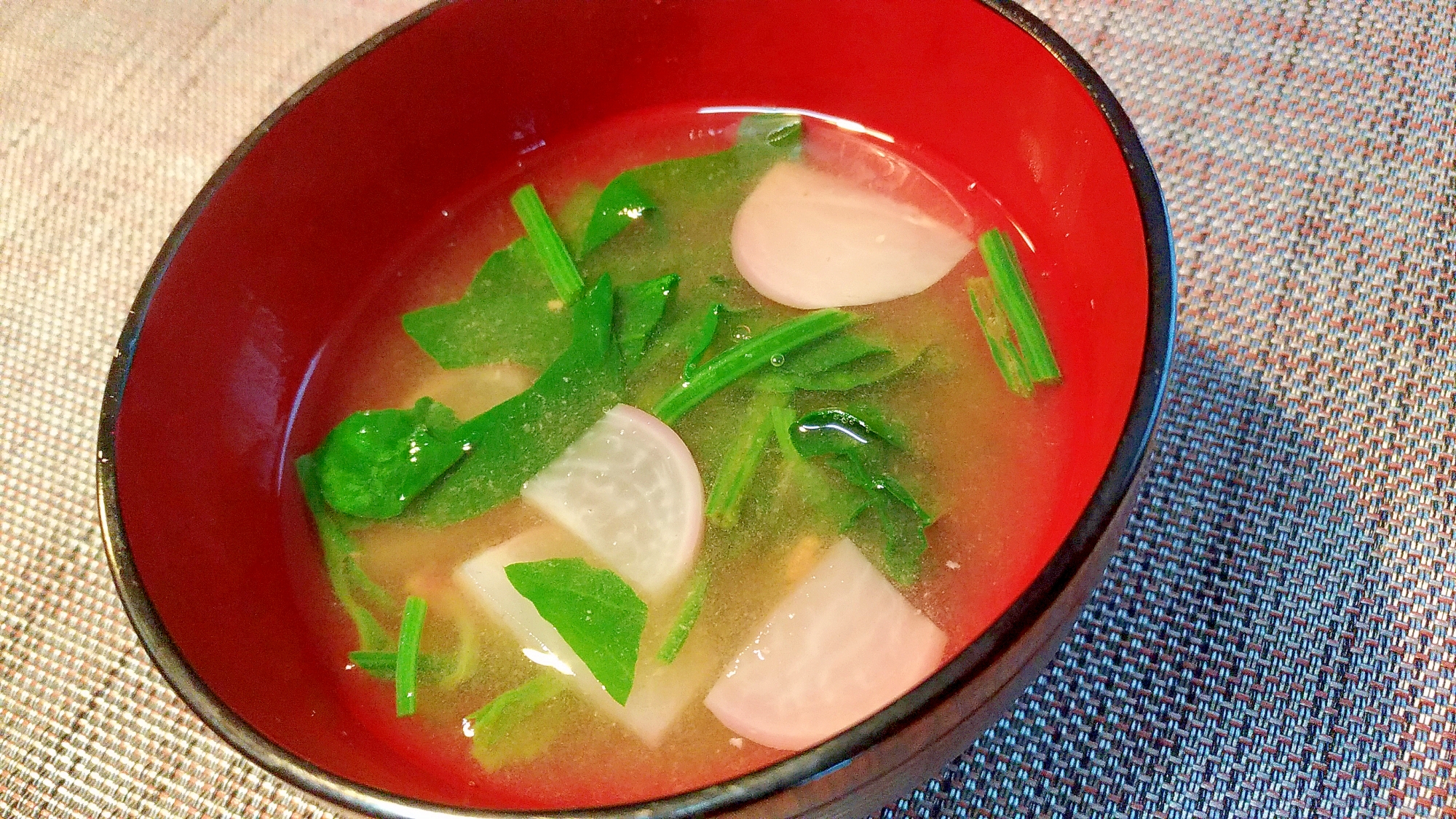 昆布だしの素で☆ラディッシュとほうれん草の味噌汁