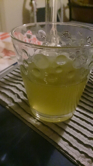 グラスに入っているハニーミントの緑茶ハイ