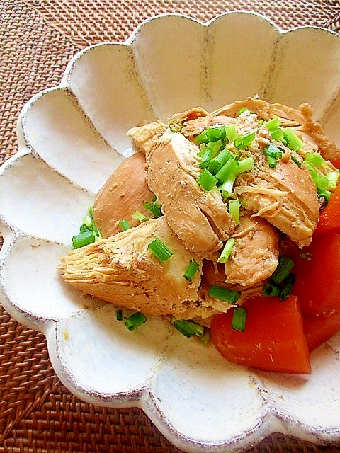 白色の花型の皿に盛られた鷄むね肉の炊飯器ポン酢しょうゆ煮