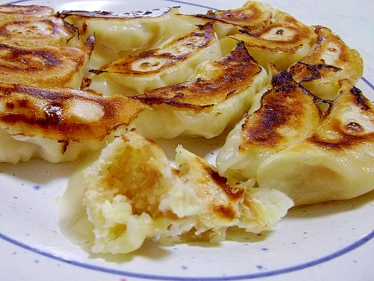 白い器に盛り付けられたやきとり缶とじゃがいもと豆腐の餃子