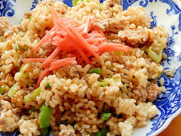 白と青の皿にのった豚ひき肉と長ねぎのチャーハン