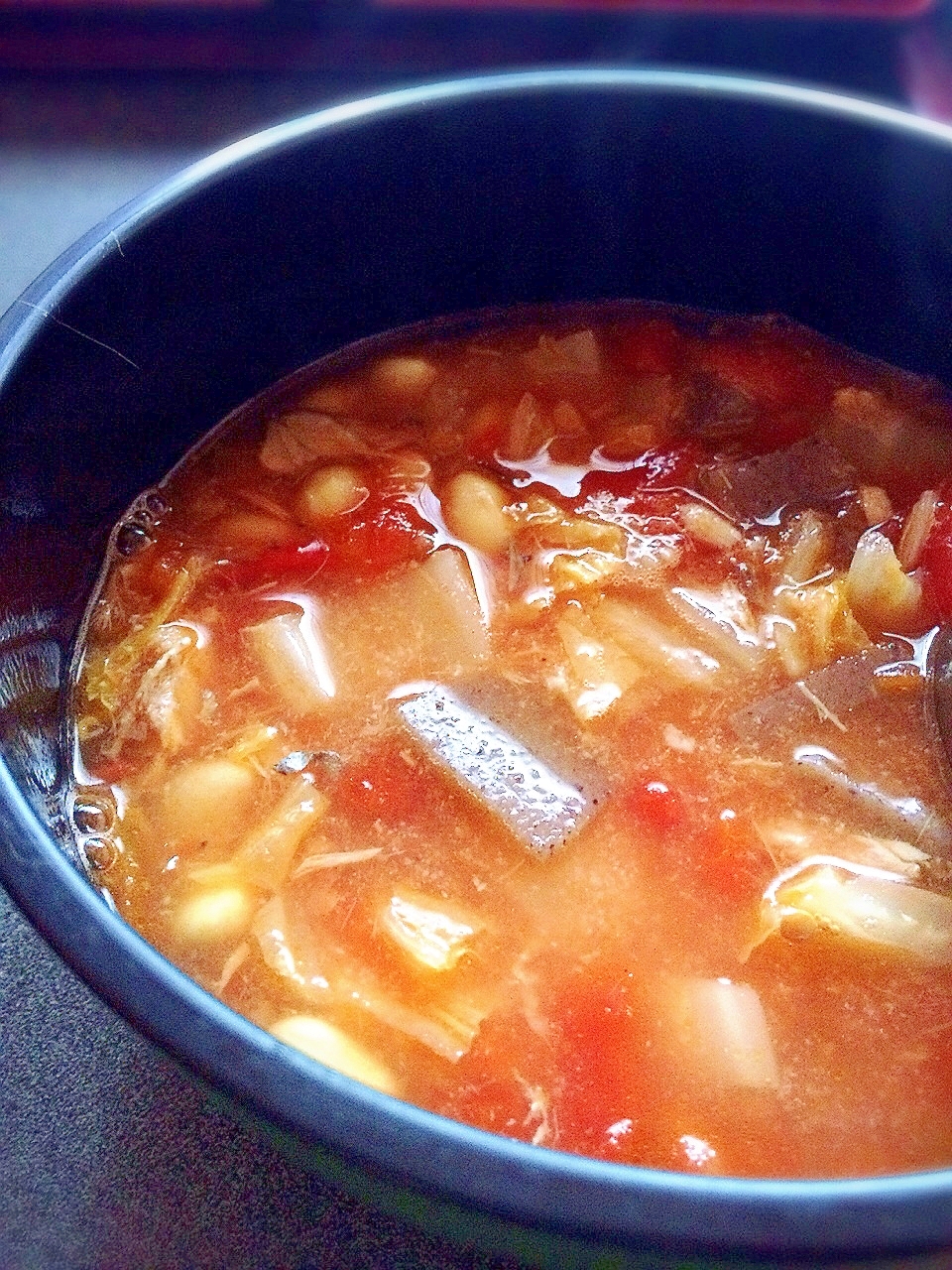 黒い器に入ったトマトとサバ缶のデトックススープ