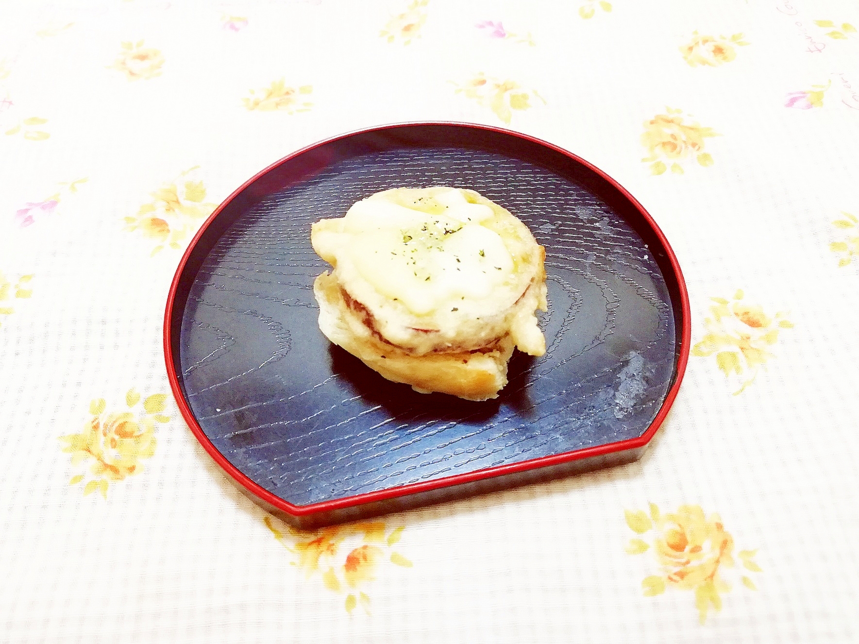 和風の皿にさつまいも天ぷらのリメイクチーズトーストが置かれている様子