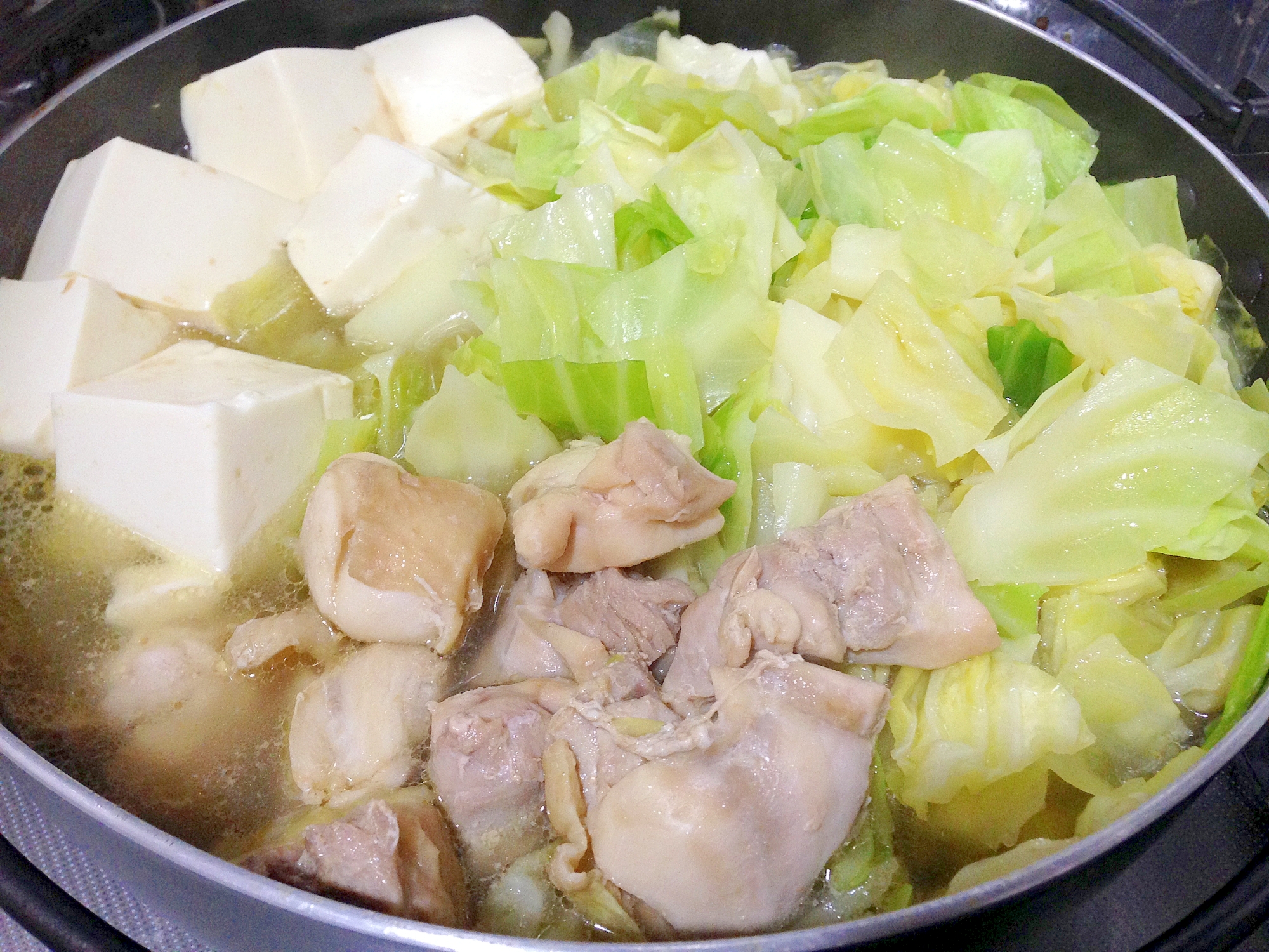 鍋で煮込まれたキャベツ、鶏、豆腐のちゃんこ