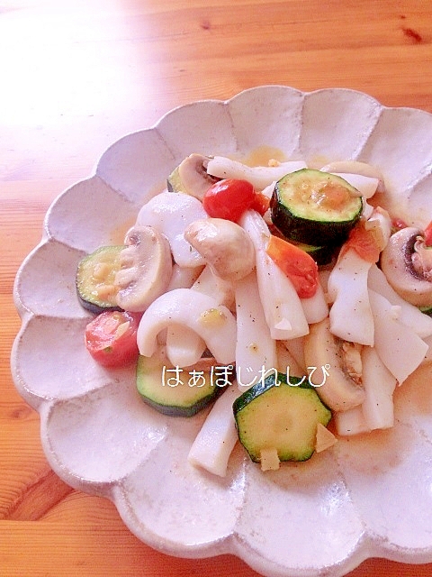 白い花型のお皿に盛られた冷凍イカとズッキーニの塩炒め