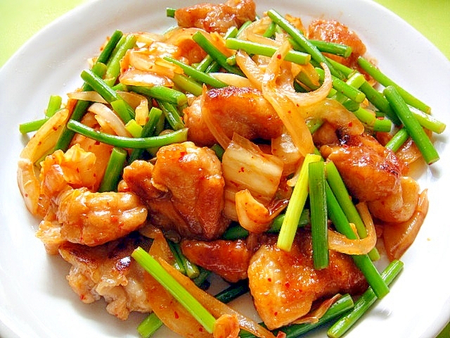 鶏肉とにんにくの芽のキムチ炒め