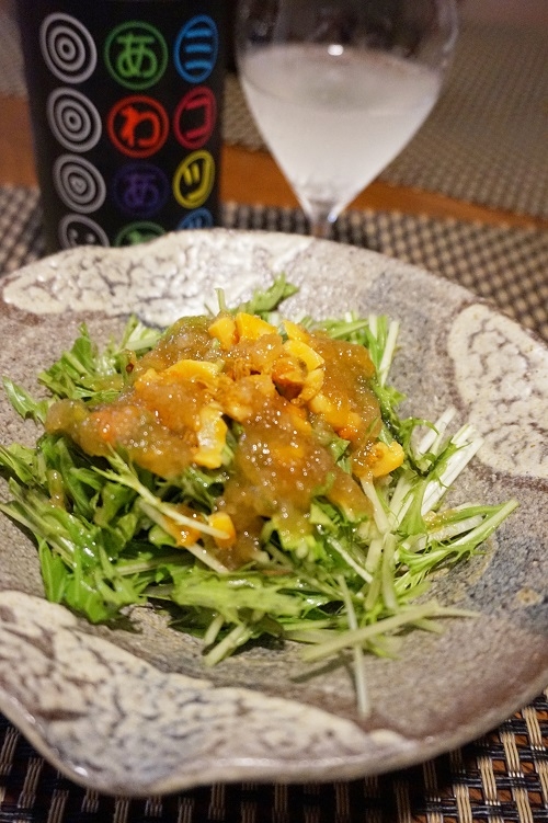 陶器に盛り付けたホヤと水菜の柿ドレッシング