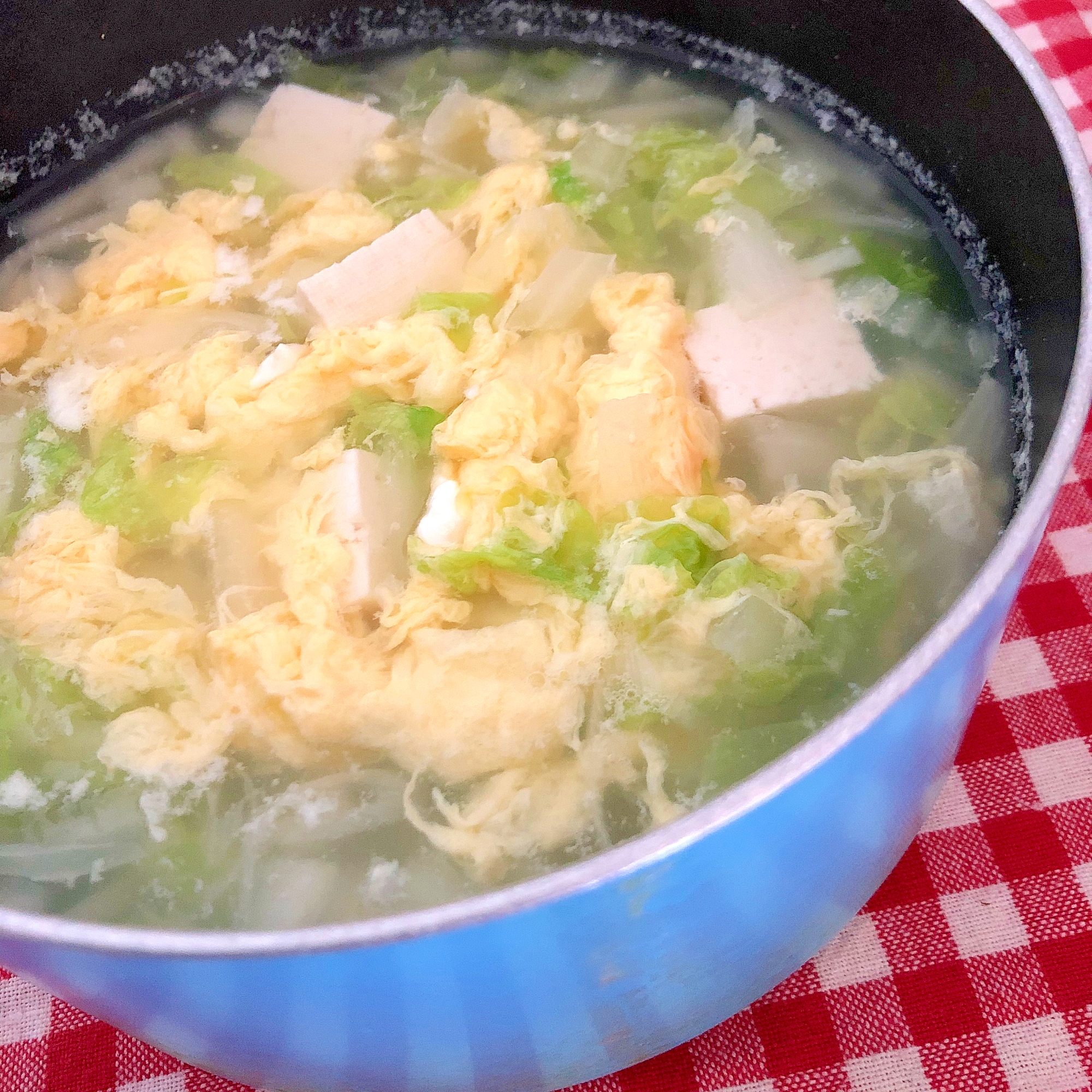 青い鍋に入った白菜と豆腐の中華風スープ