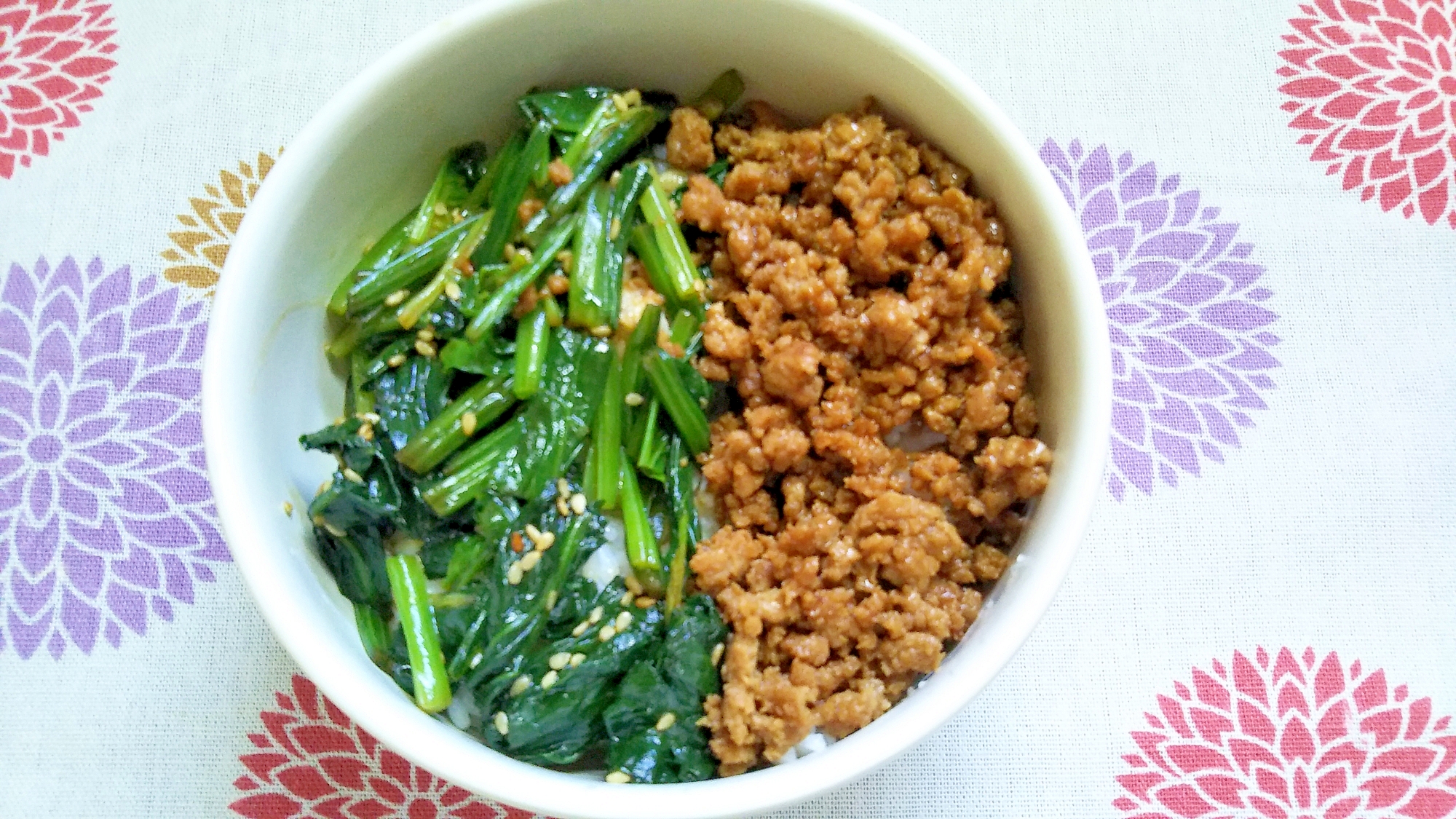 豚そぼろとほうれん草の二色丼