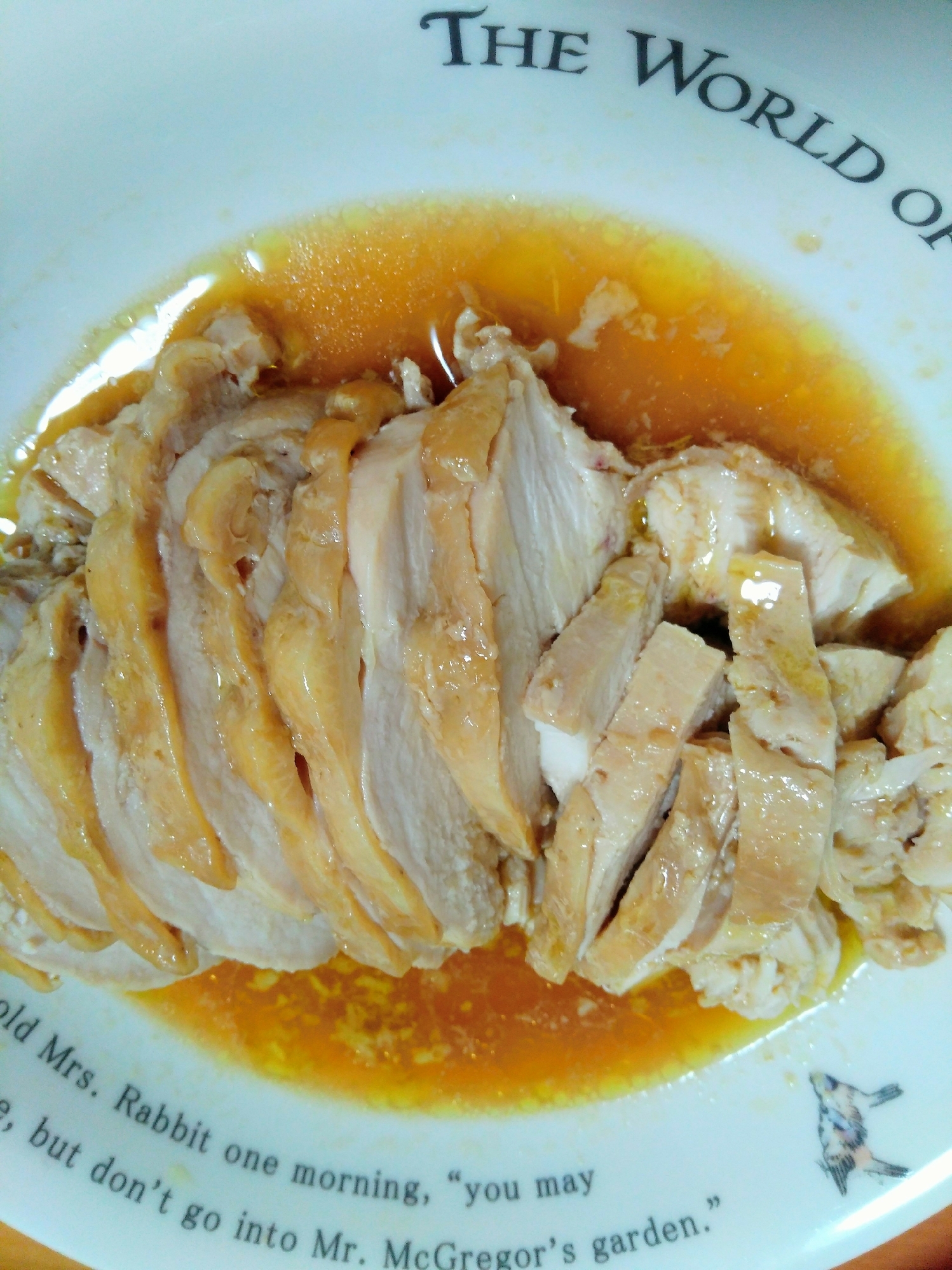 皿に汁ごと盛り付けられた塩麹の鶏ハム