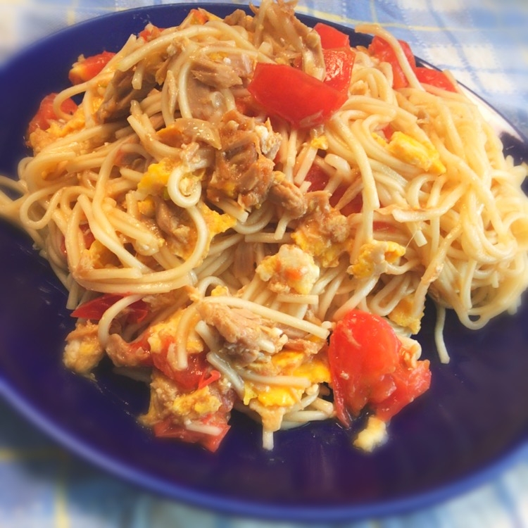 青い皿に盛られたトマトと卵のそうめんチャンプルー