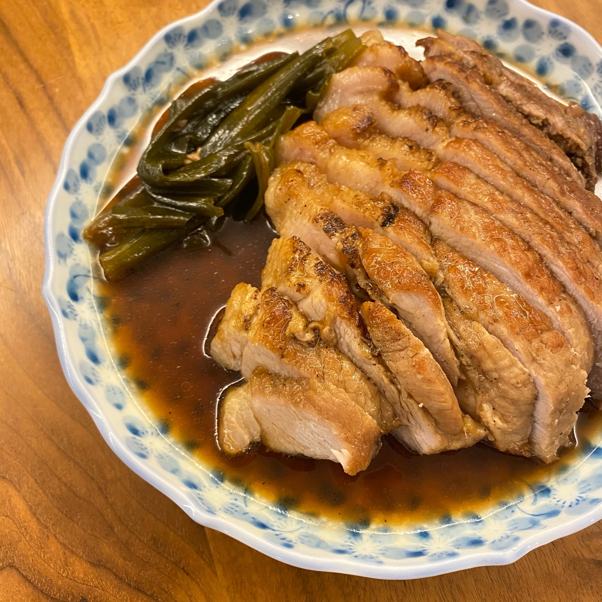 薄くスライスされた豚もも肉のチャーシューが皿に盛り付けられている様子