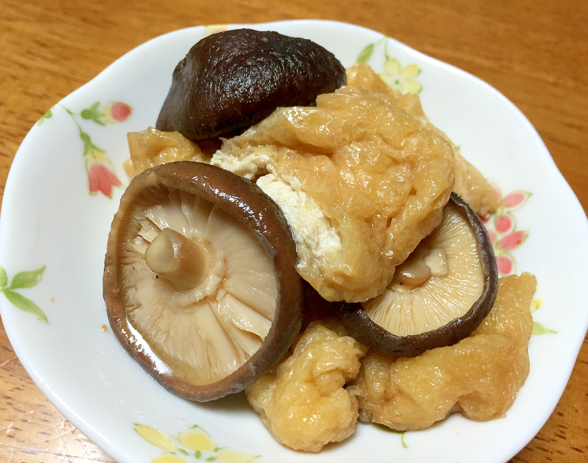 皿にのった、干ししいたけと油揚げのめんつゆ煮