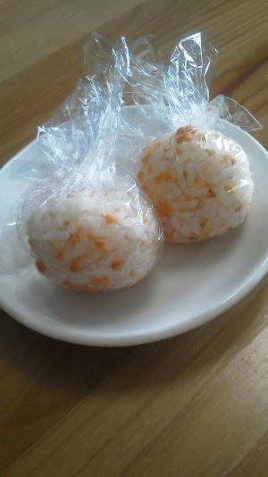 子供のお弁当に 鮭フレーク 白ゴマのおにぎり レシピ 作り方 By ぱぱんぱんぱん 楽天レシピ