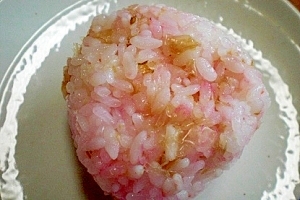 ほんのりピンクでかわいい 桜でんぶおにぎり レシピ 作り方 By ひろりん１１０６ 楽天レシピ