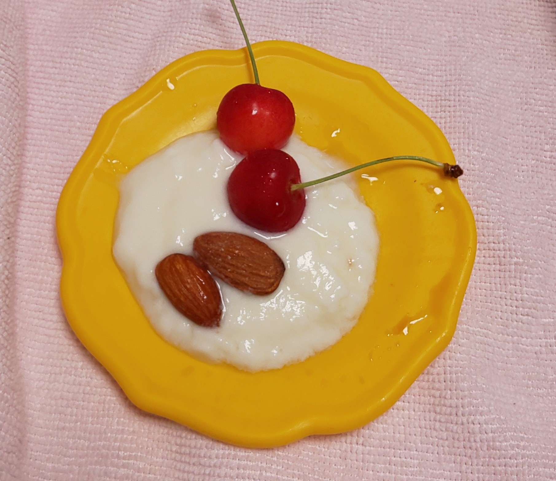 ヨーグルトに♪さくらんぼとアーモンドを