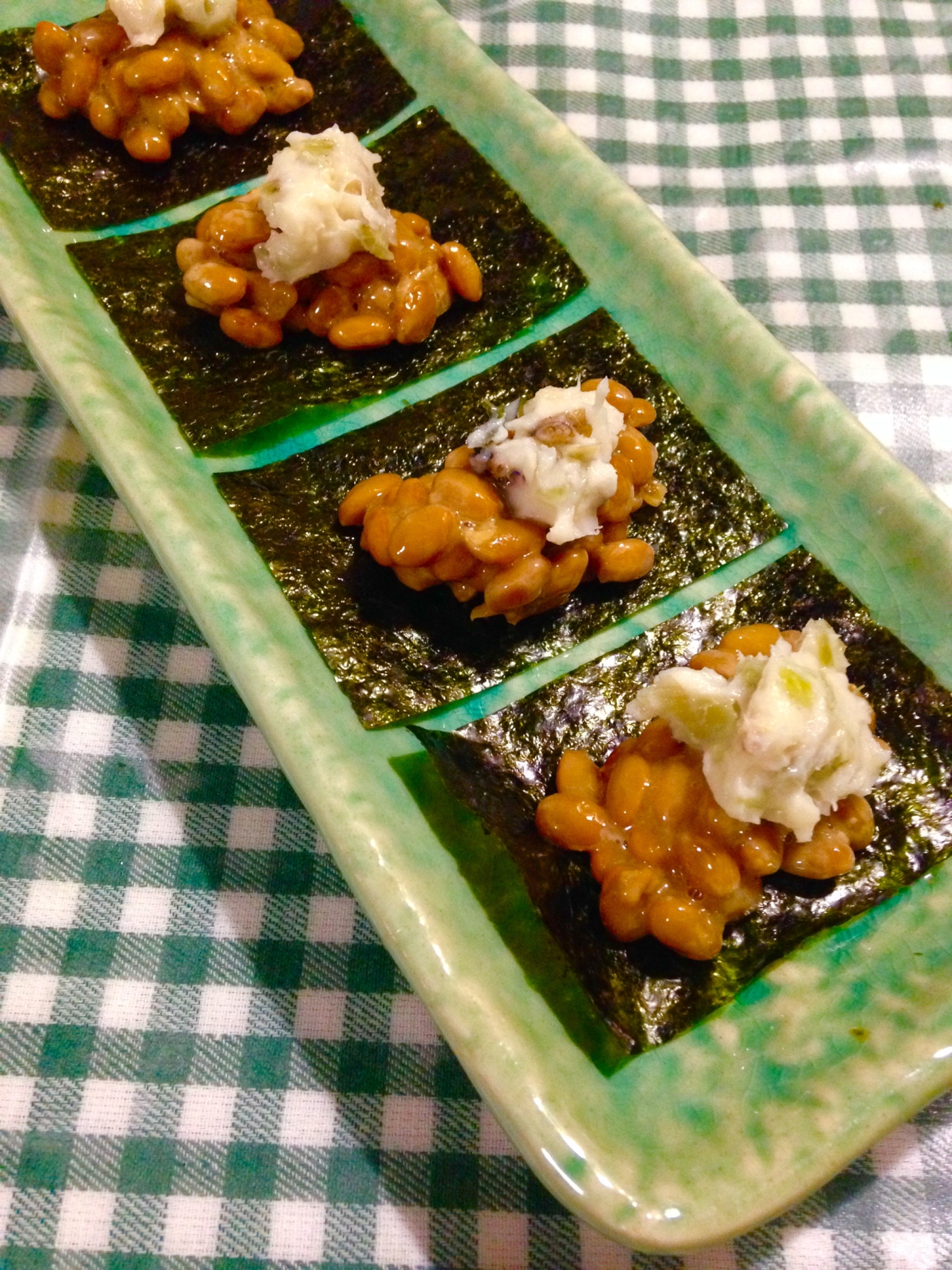 角皿に盛り付けたわさび漬け海苔納豆