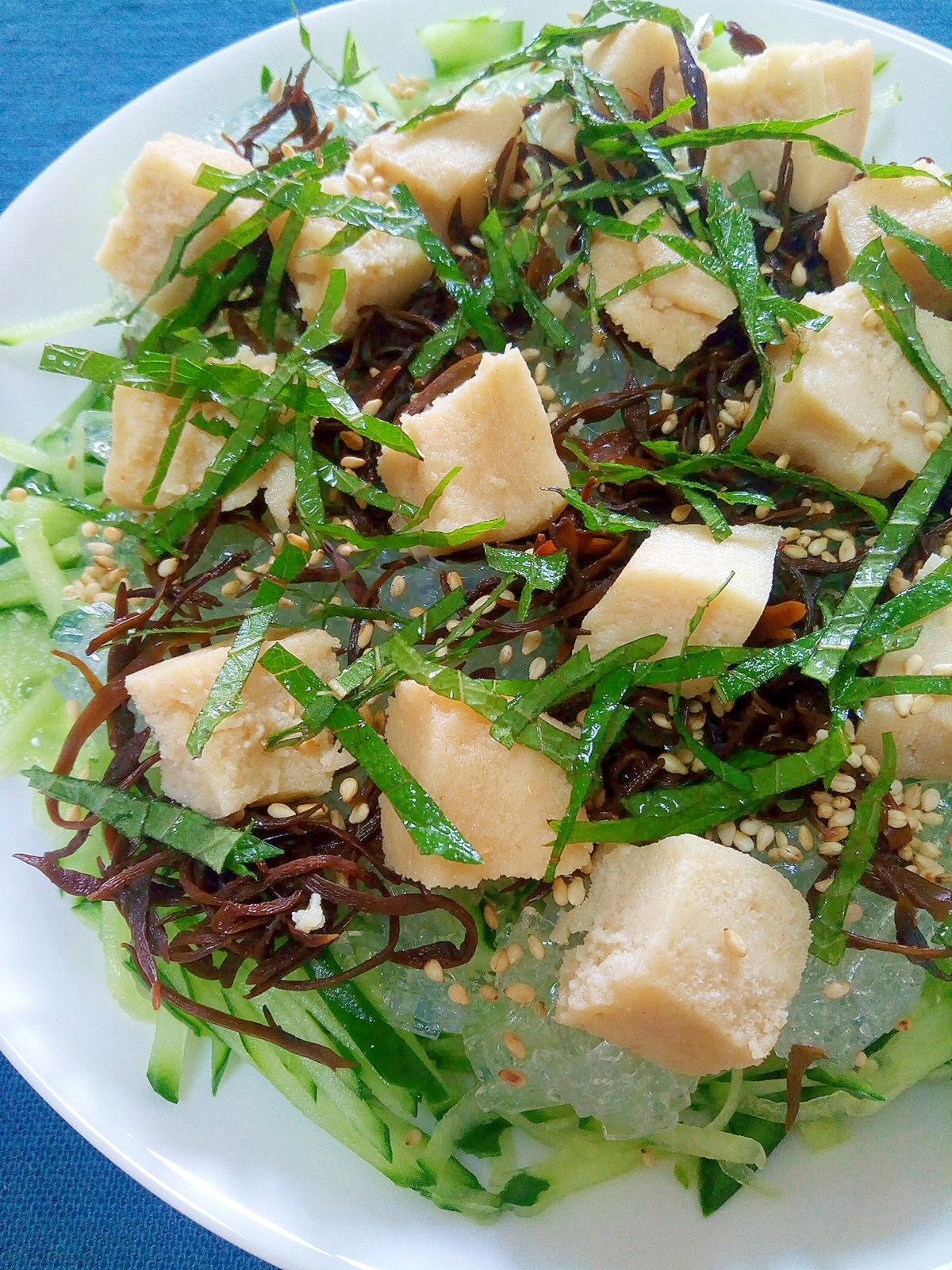 白い皿にところてんと高野豆腐のひじきサラダが盛られている様子