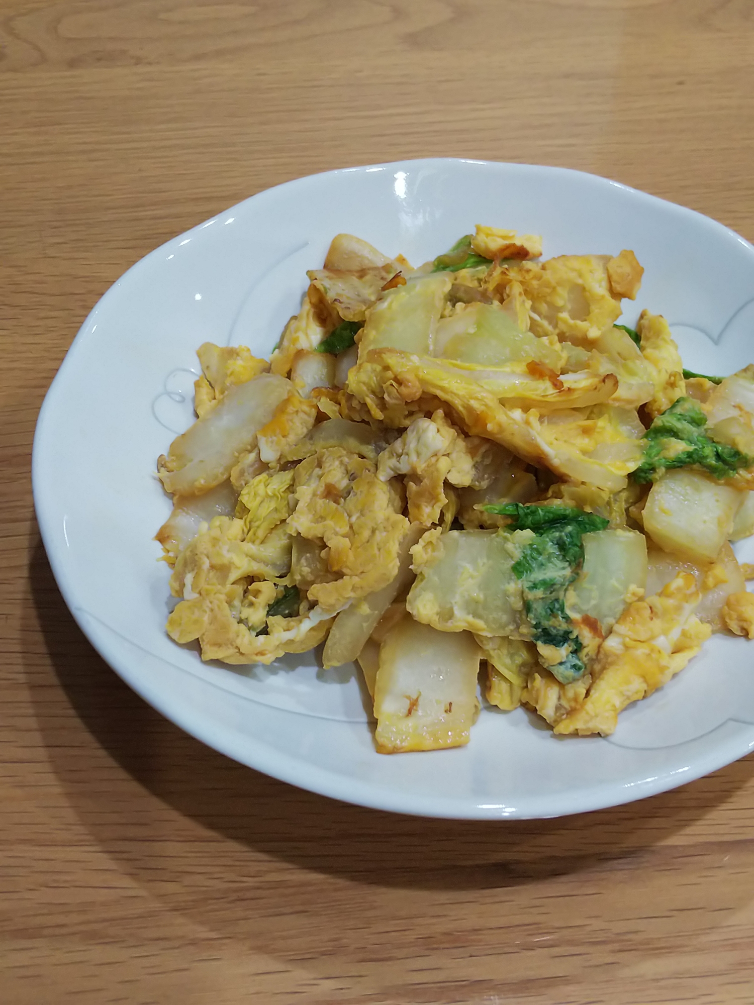 皿に盛り付けられた白菜と卵の炒め物