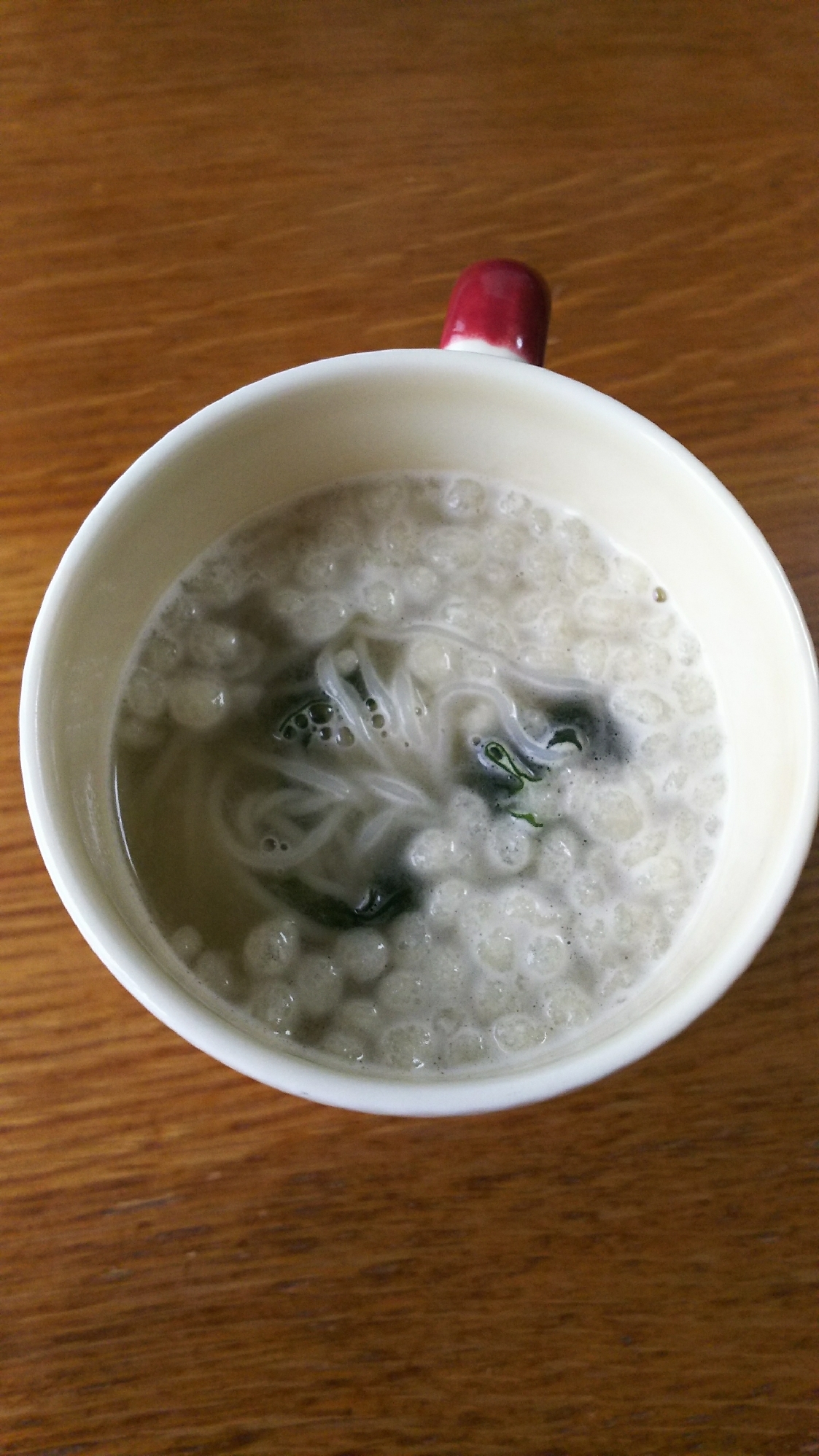 赤いカップに入ったマグカップにゅうめん