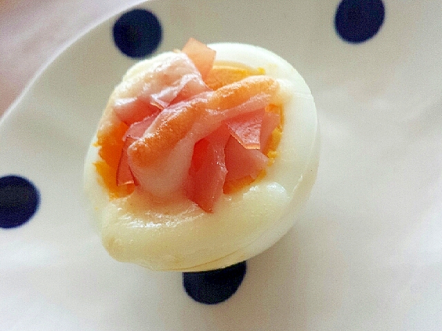ドット柄の白い皿に盛られたゆで卵のハムチーズのせ