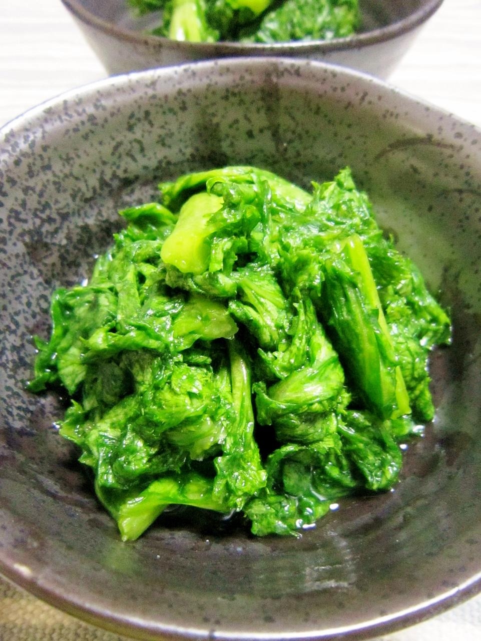 グレーの皿に盛られたわさび菜の浅漬け
