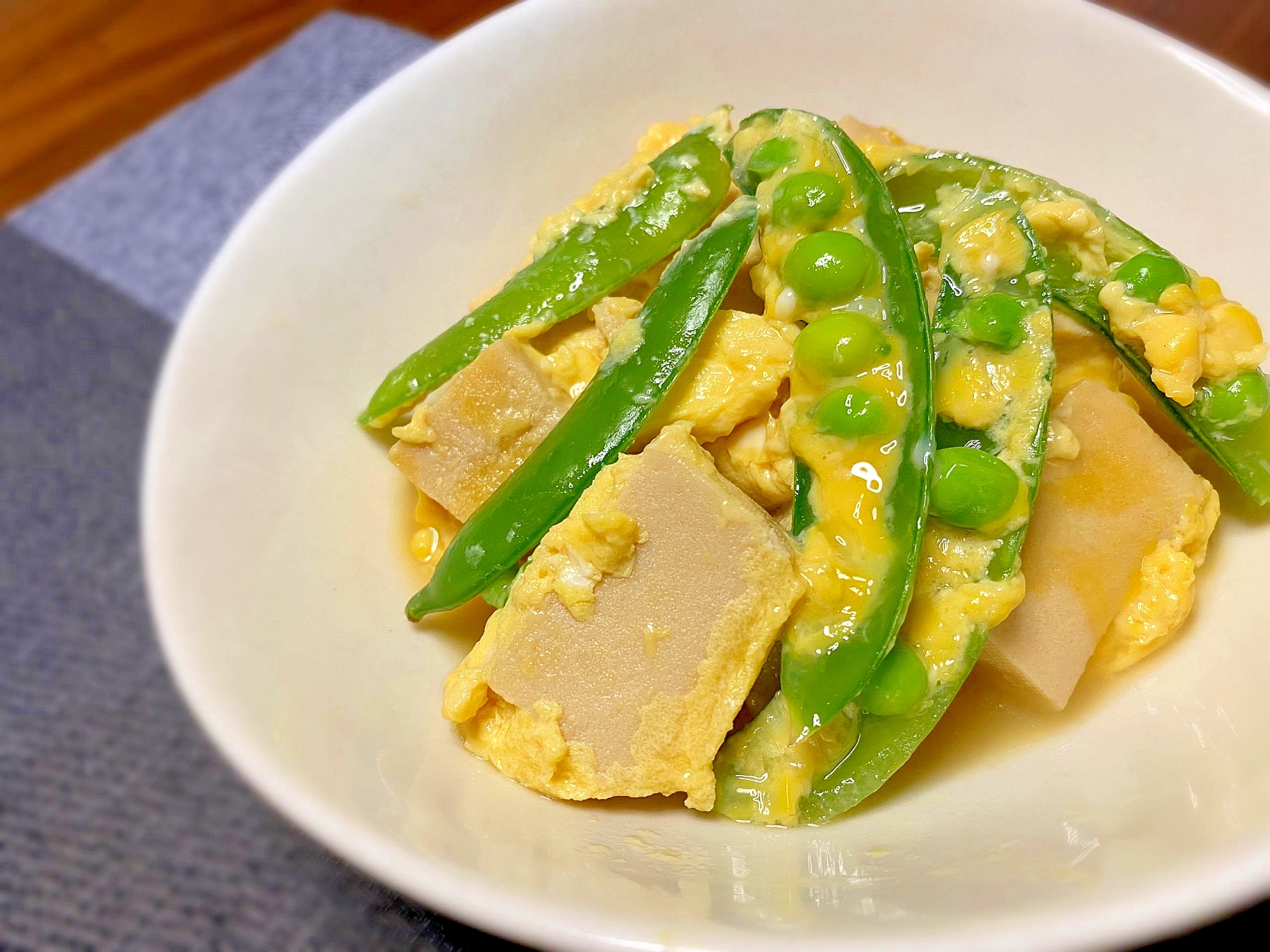 ほっこり優しい♡高野豆腐とスナップエンドウの卵とじ